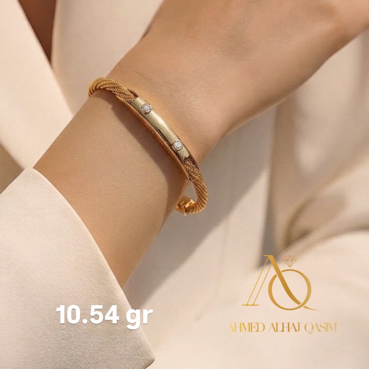 إسوار ذهبي بتصميم عصري راقٍ، يجمع بين نعومة السلسلة الذهبية ولمعة الفصوص البراقة في قطعة أنيقة وبسيطة